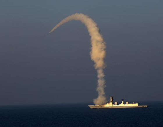 Испытательный пуск сверхзвуковой крылатой ракеты BrahMos с эсминца INS Kolkata. 14 февраля 2015г.