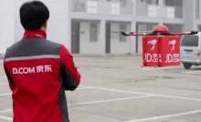Посылки от онлайн-ритейлера начали доставлять покупателям с помощью дронов
